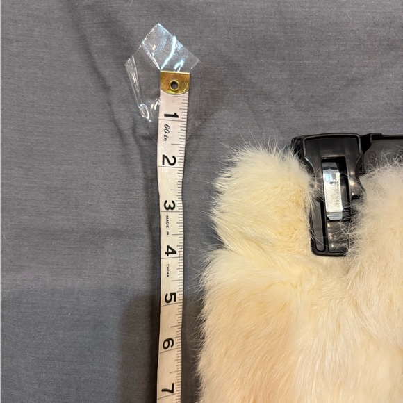 Elegant Cream Fur Women's Cape - Picture 3 of 5